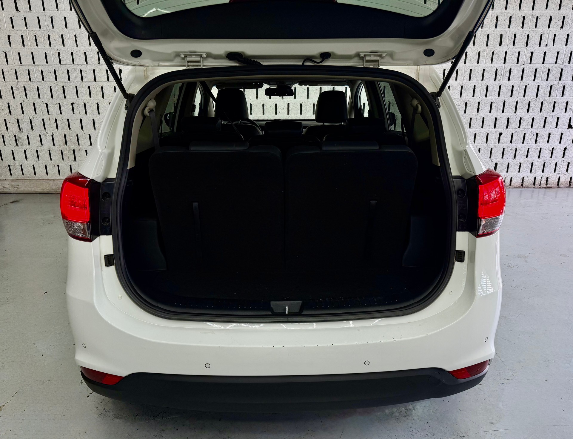 KIA Carens 1.7 CRDi Swiss Eco Edition DCT-image-13