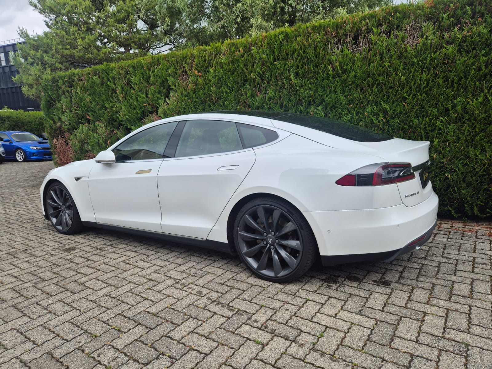 TESLA Model S 70 D-image-6