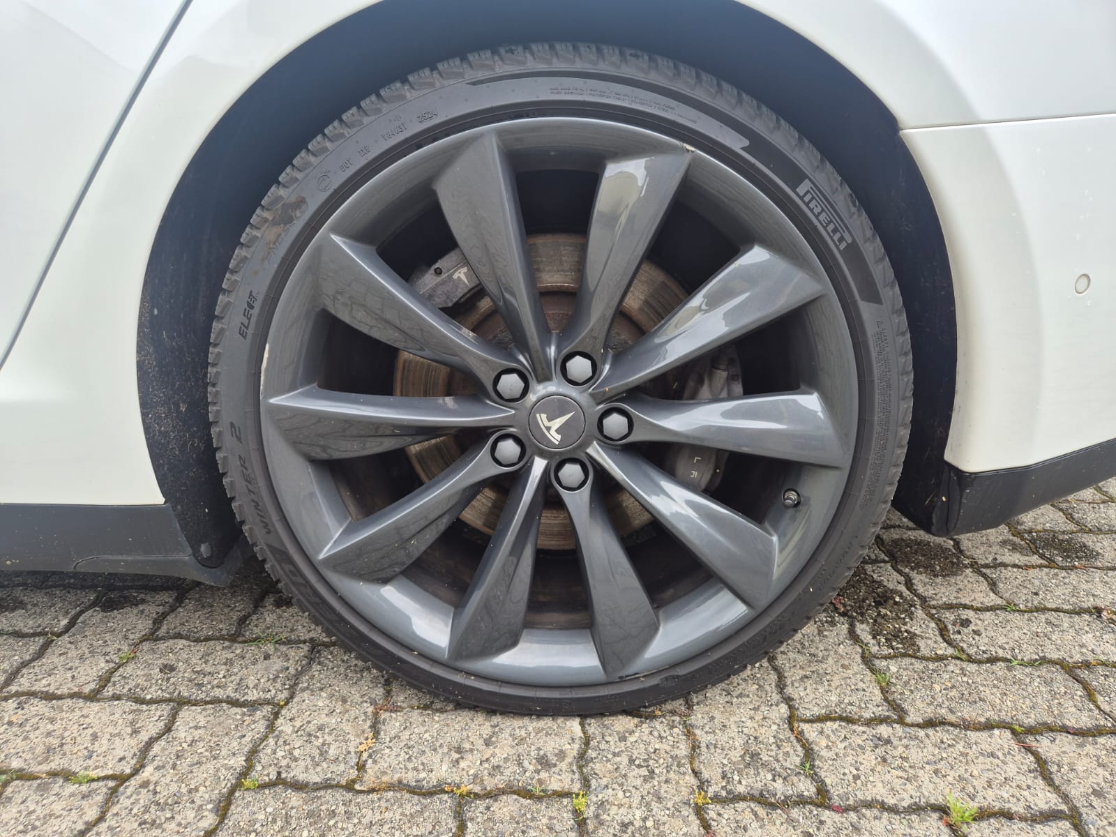 TESLA Model S 70 D-image-25