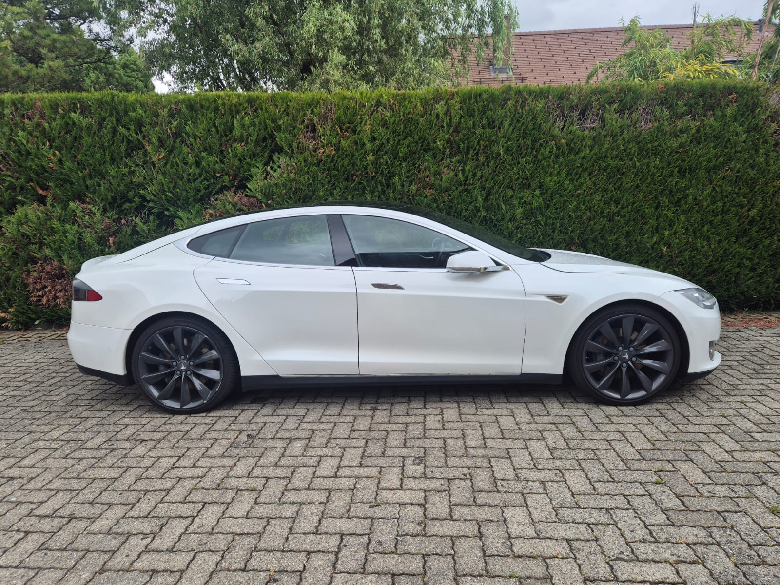 TESLA Model S 70 D-image-2