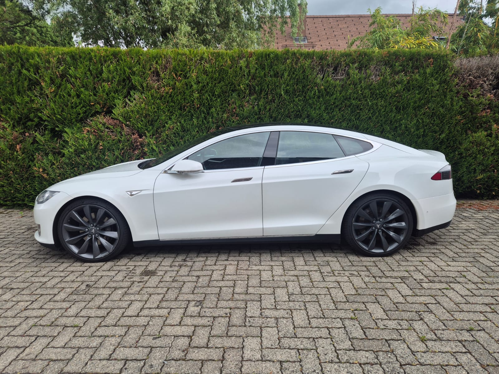 TESLA Model S 70 D-image-3