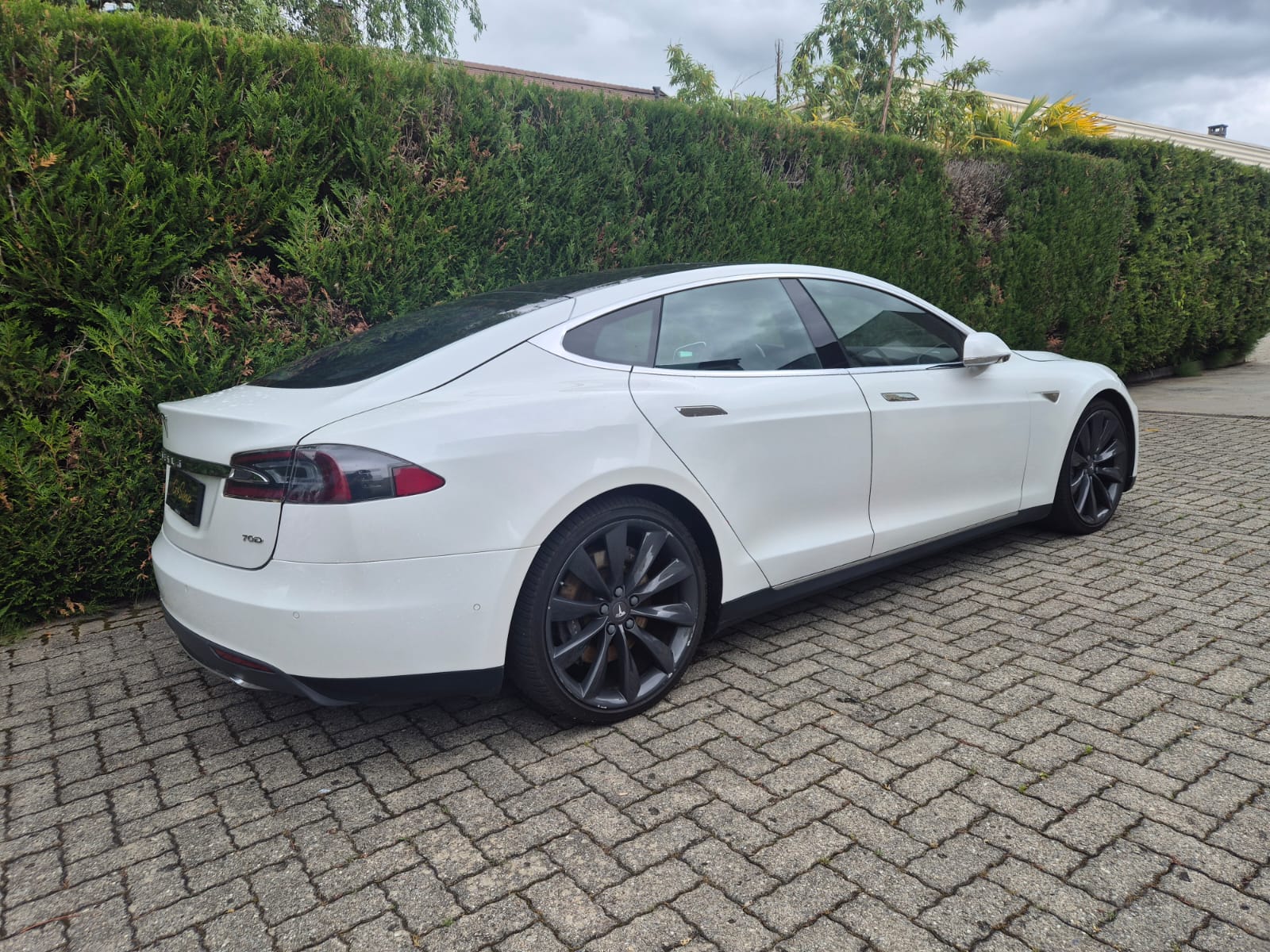 TESLA Model S 70 D-image-4