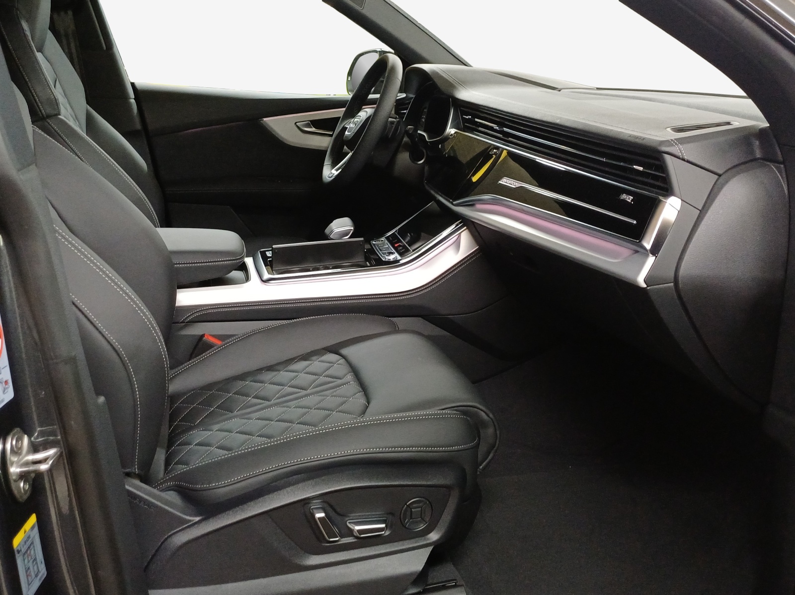 AUDI Q8 SUV TFSI e quattro 290 kW Attraction tiptronic-image-13