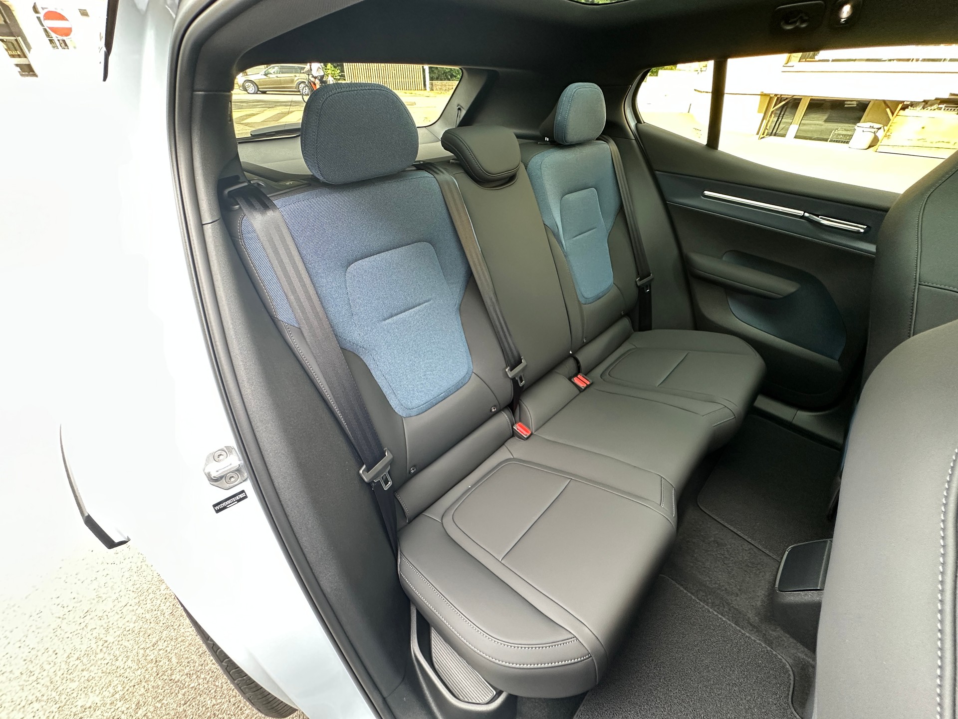 VOLVO EX30 Cross Country E60 69kWh Twin Performance AWD-image-11