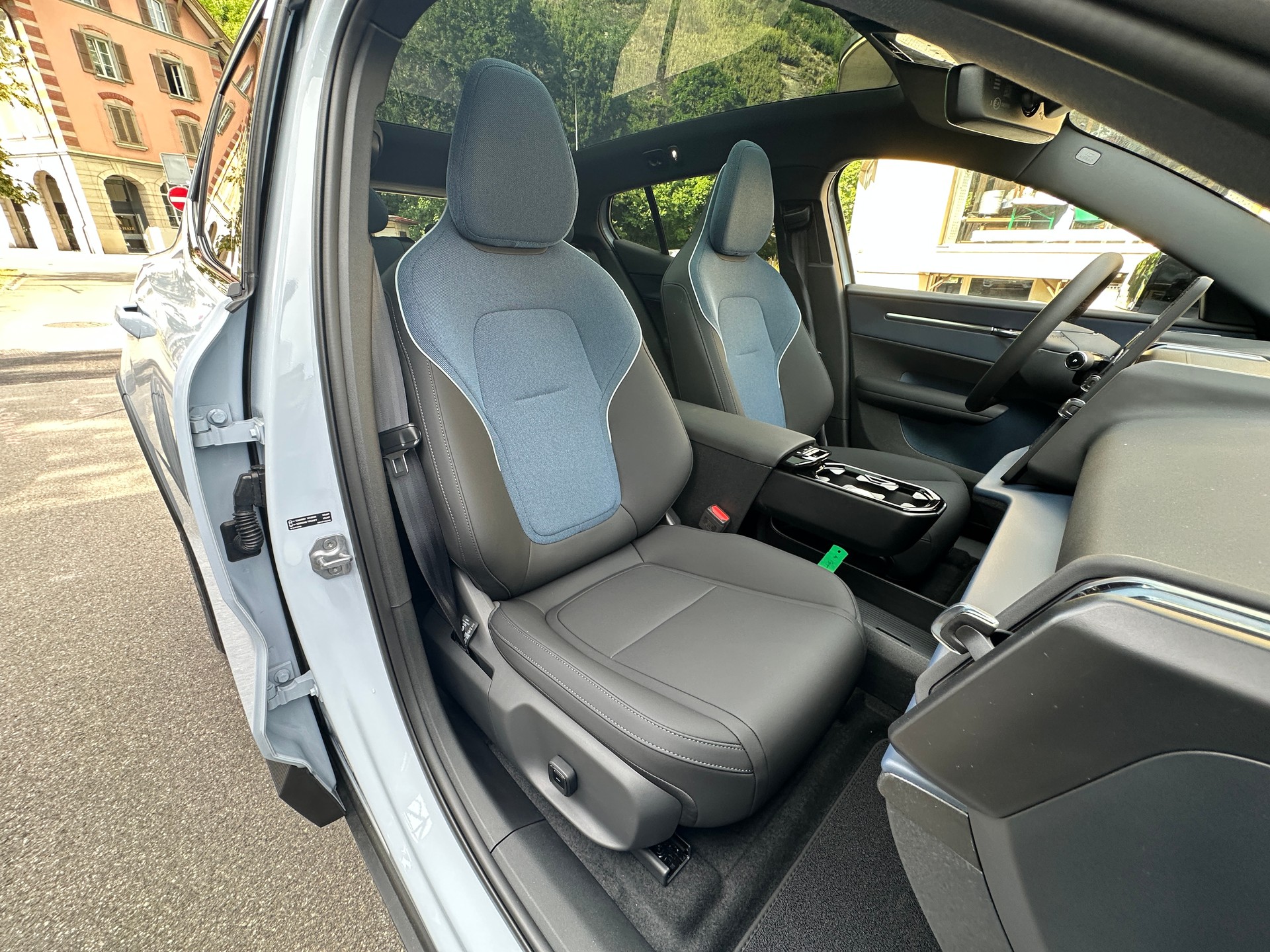VOLVO EX30 Cross Country E60 69kWh Twin Performance AWD-image-10