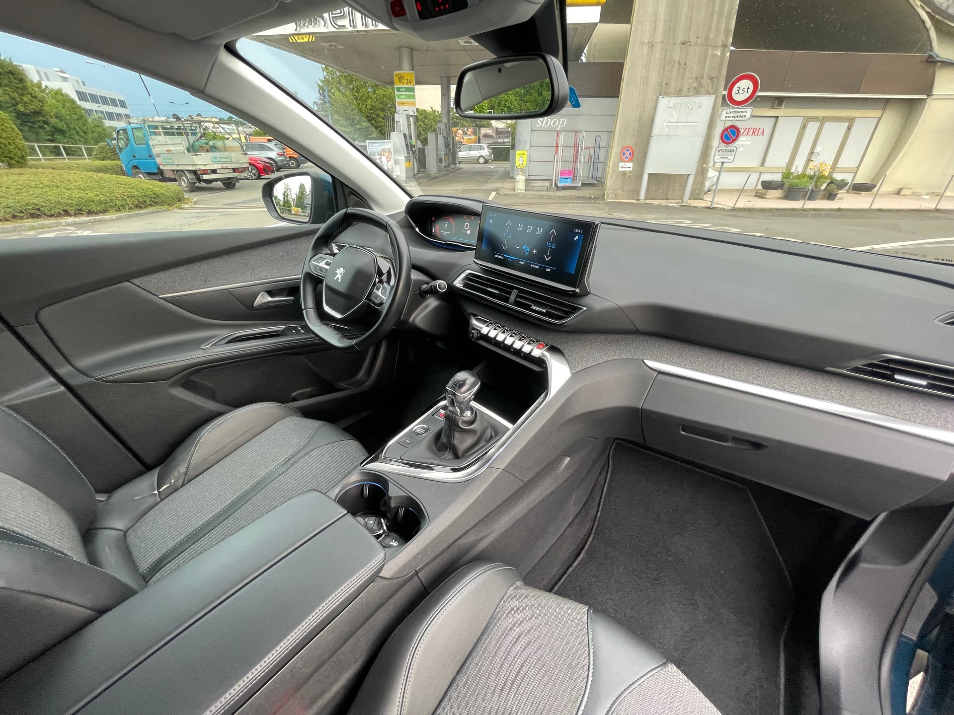 PEUGEOT 5008 1.5 BlueHDi Active-image-8