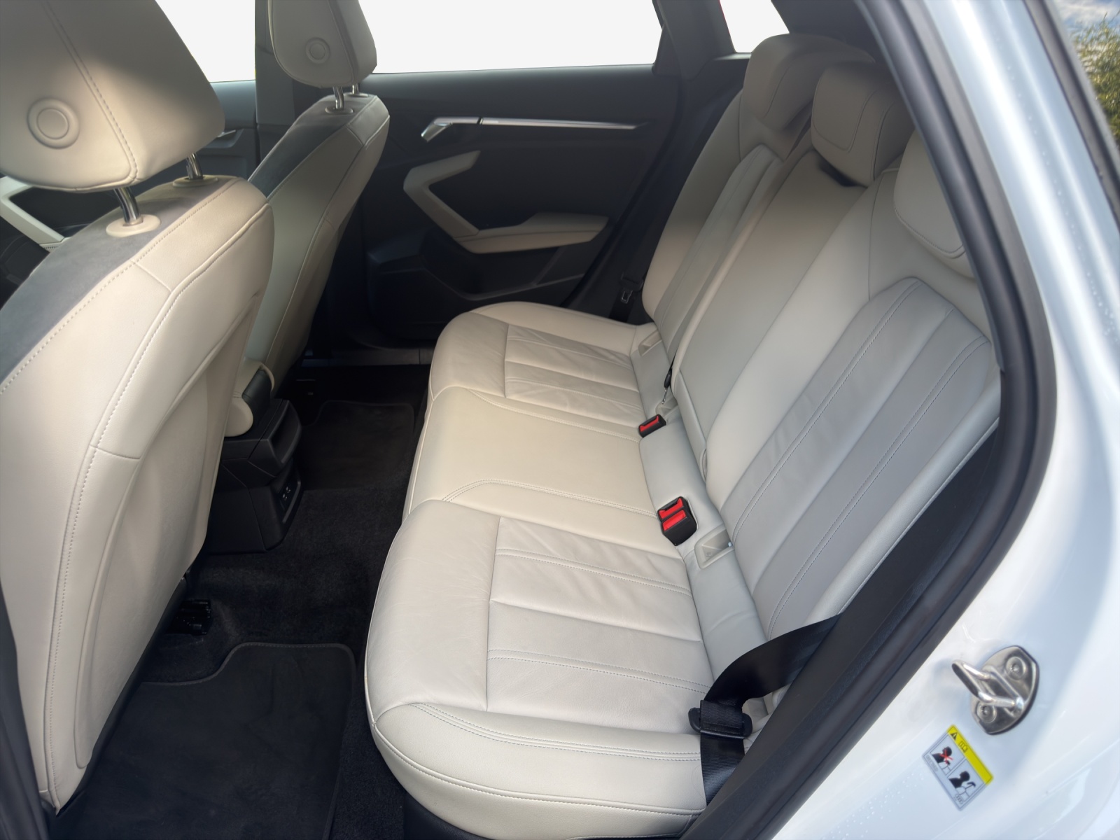 AUDI A3 Limousine 35 TFSI S-Line-image-11