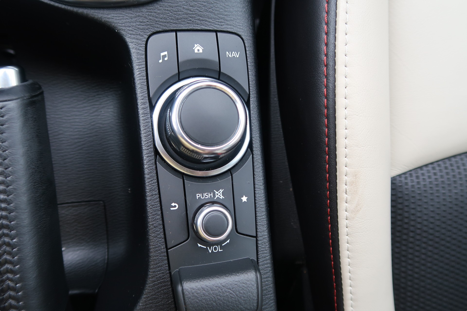 MAZDA 2 1.5i 16V Skyactiv-G Ambition Drive-image-17