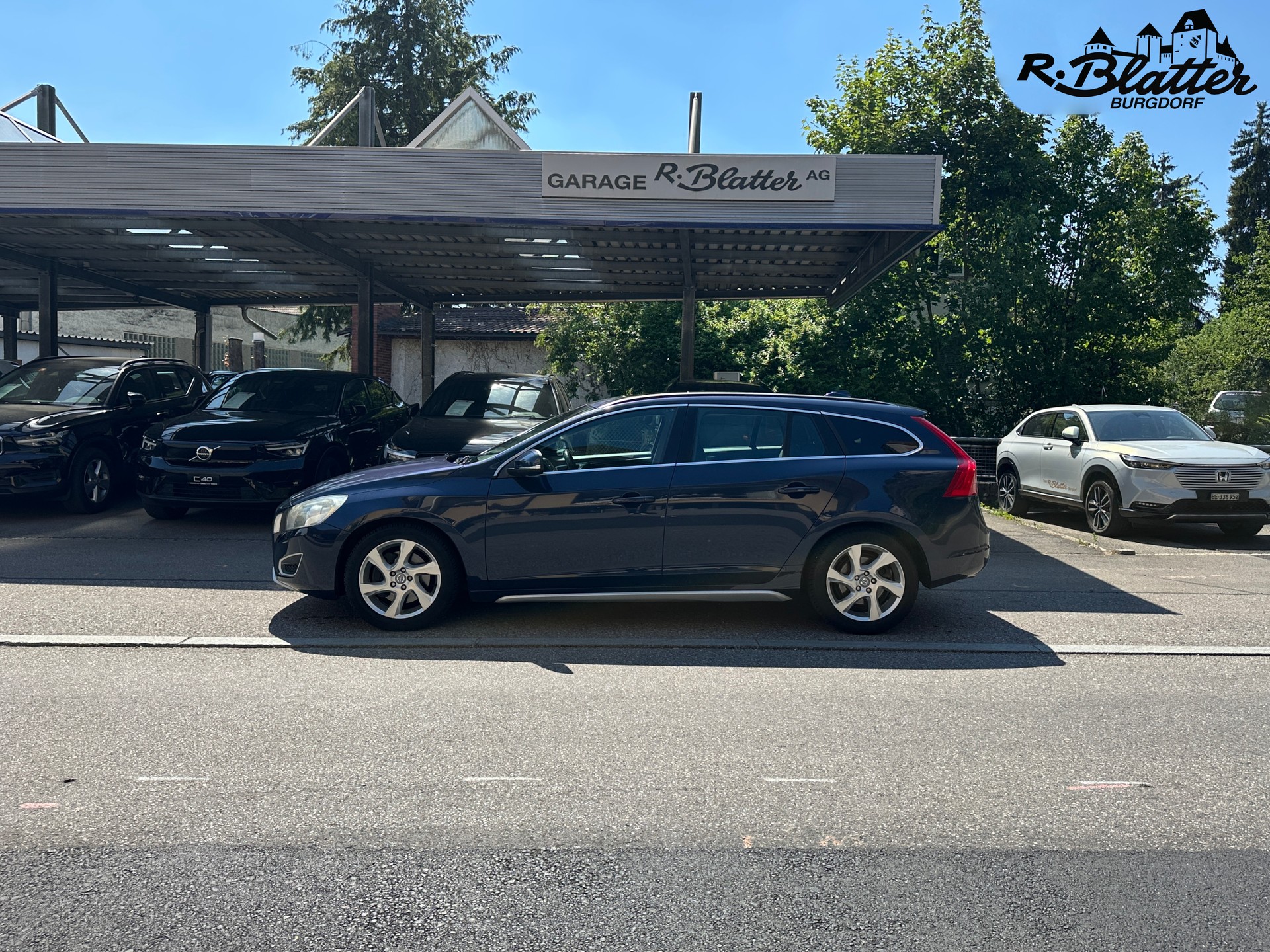 VOLVO V60 2.0T Momentum-image-2