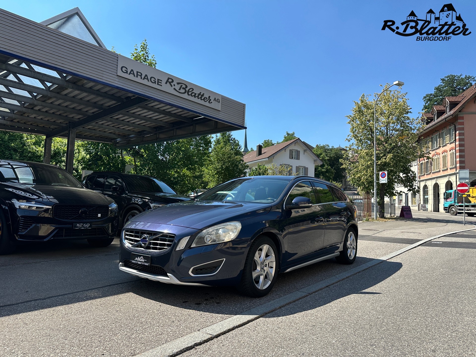 VOLVO V60 2.0T Momentum-image-0