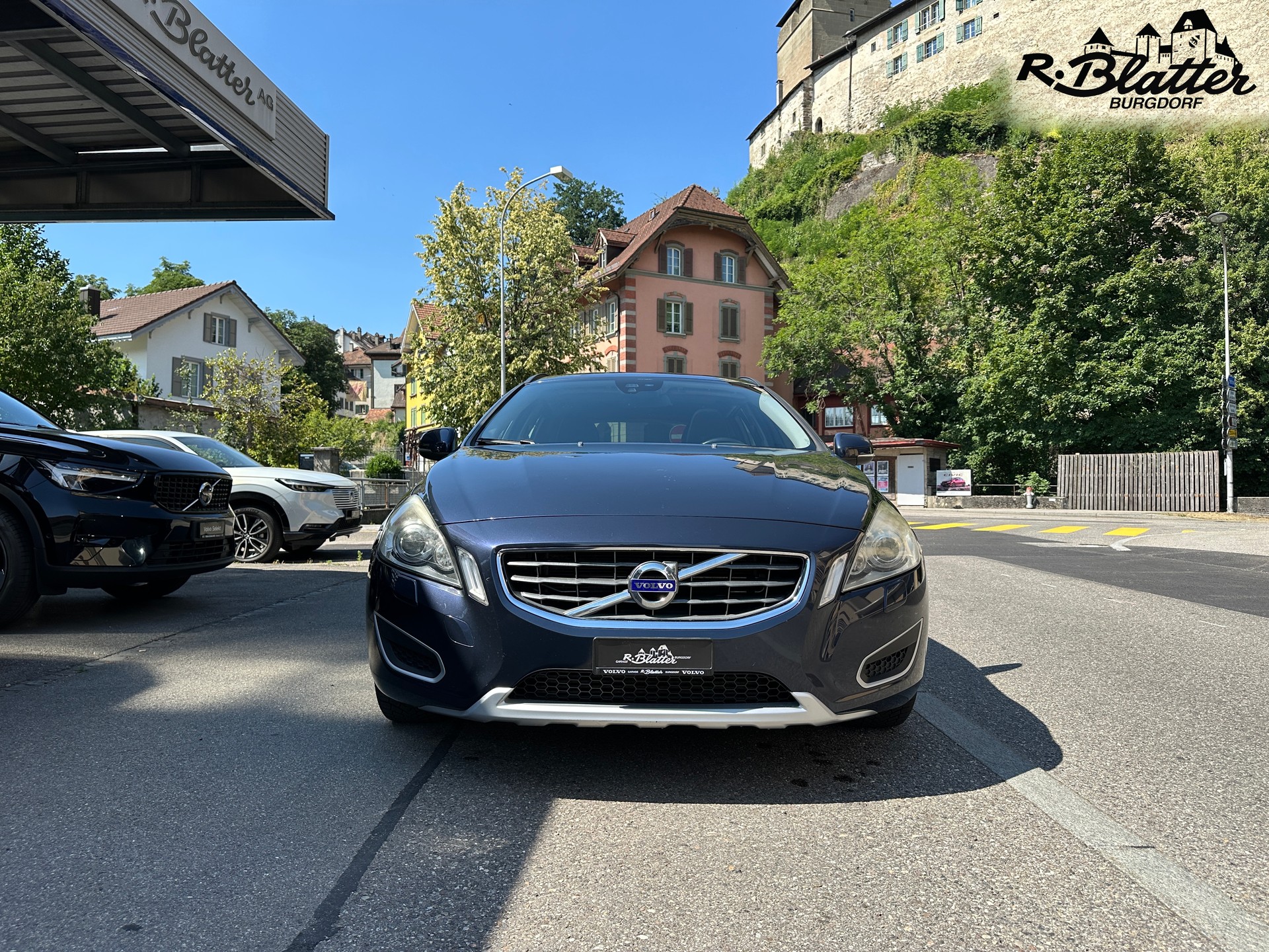 VOLVO V60 2.0T Momentum-image-1