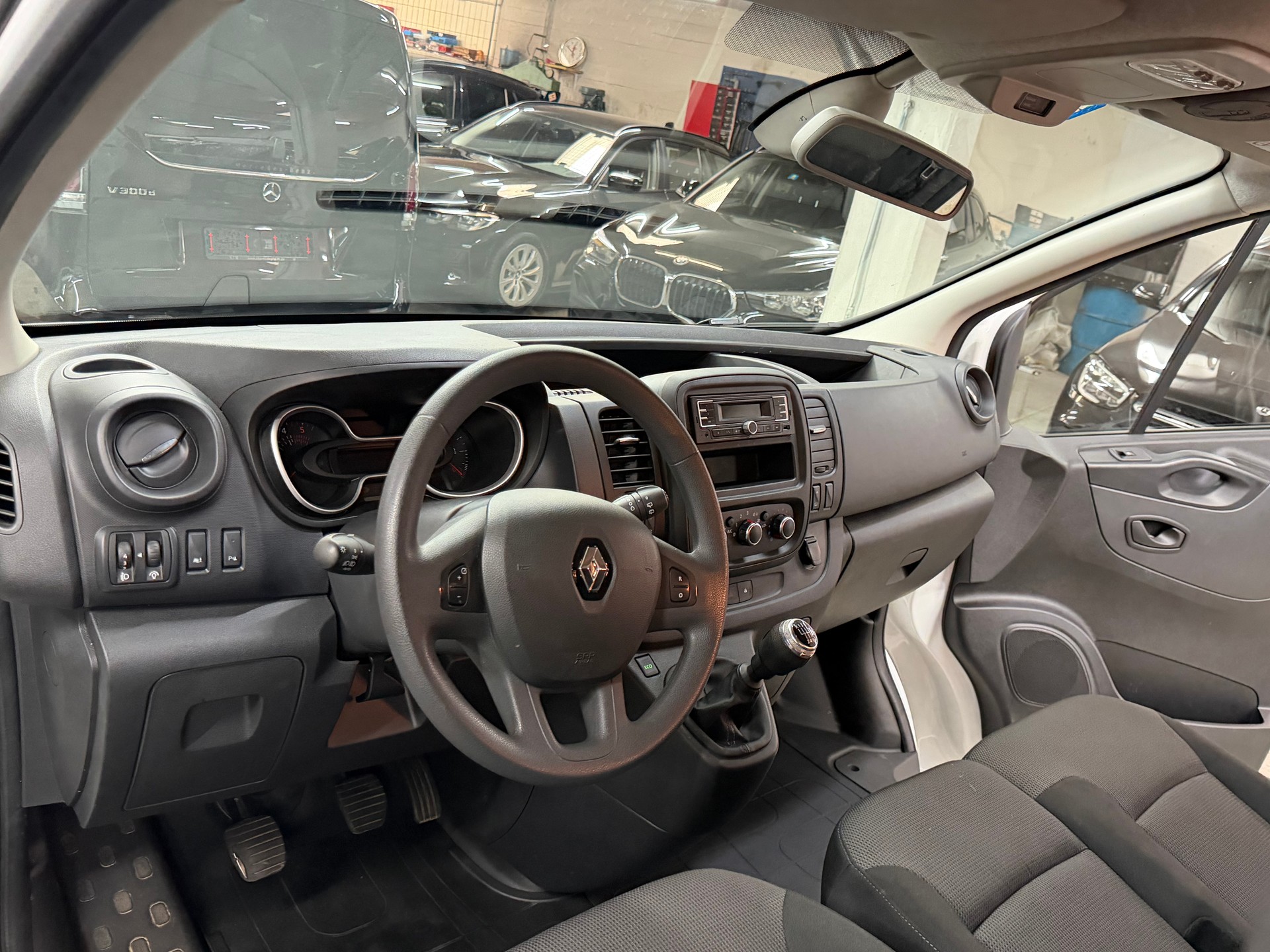 RENAULT Trafic 2.0 dCi 120 3.0t Business L1H1-image-10