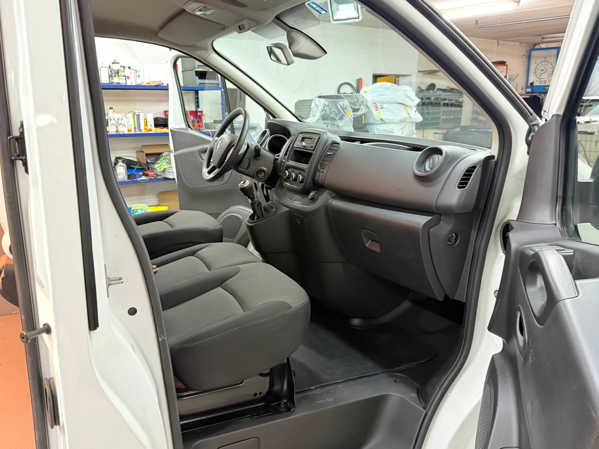 RENAULT Trafic 2.0 dCi 120 3.0t Business L1H1-image-6