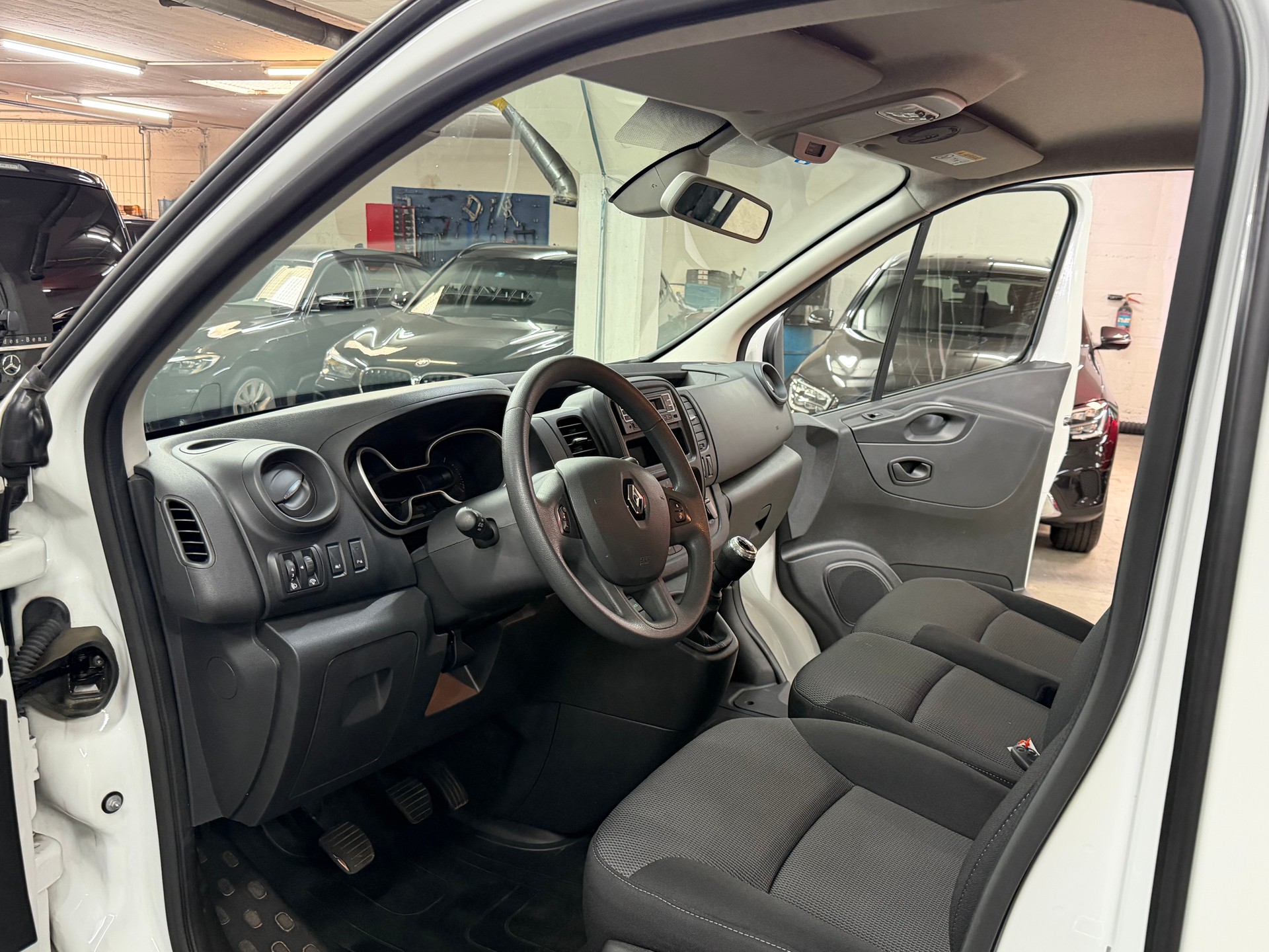 RENAULT Trafic 2.0 dCi 120 3.0t Business L1H1-image-9