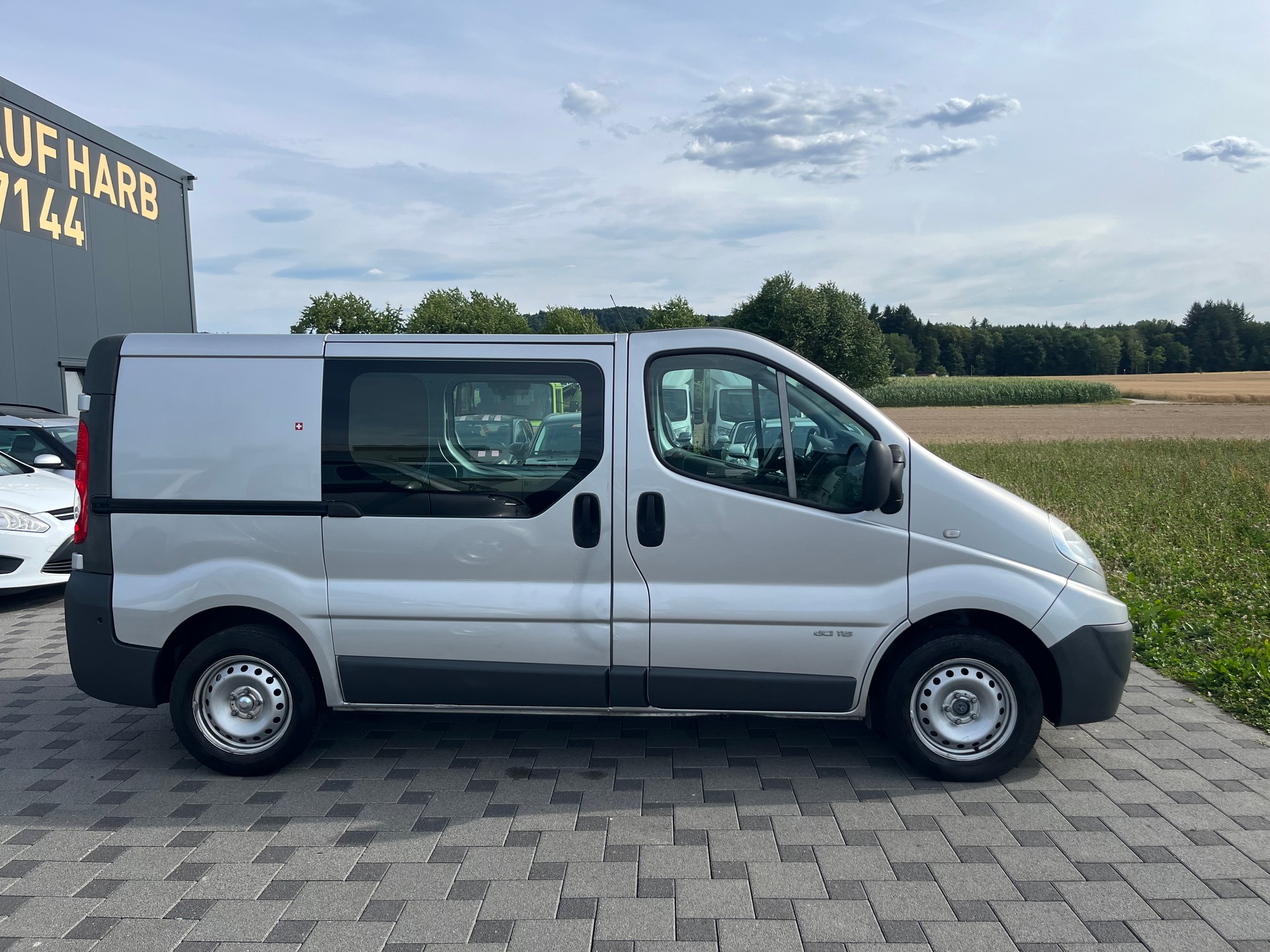 RENAULT Trafic 2.0 dCi 115 A 2.9t L2H1-image-1