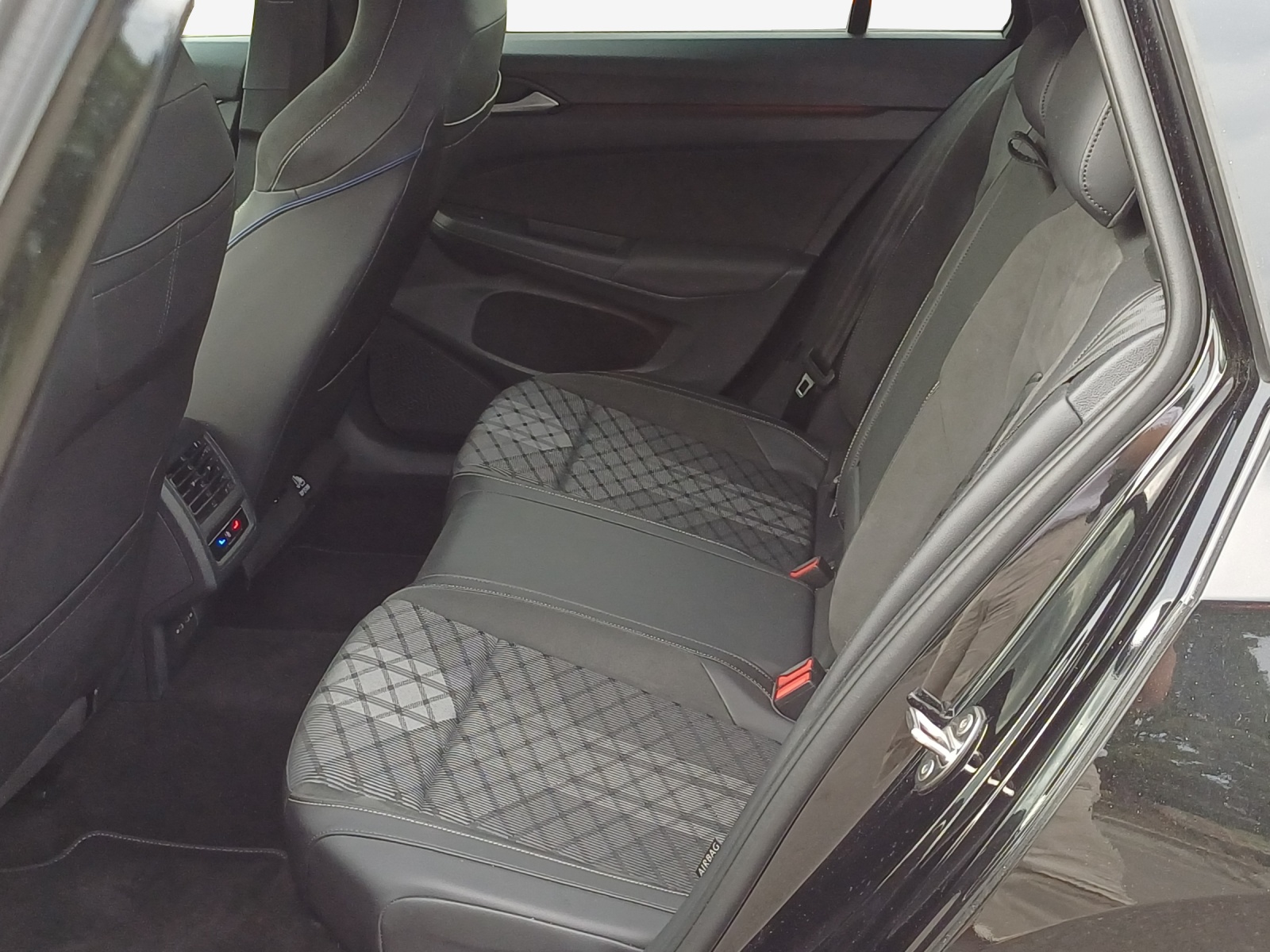 VW Golf Variant 2.0 TSI R-Line DSG 4 Motion-image-11