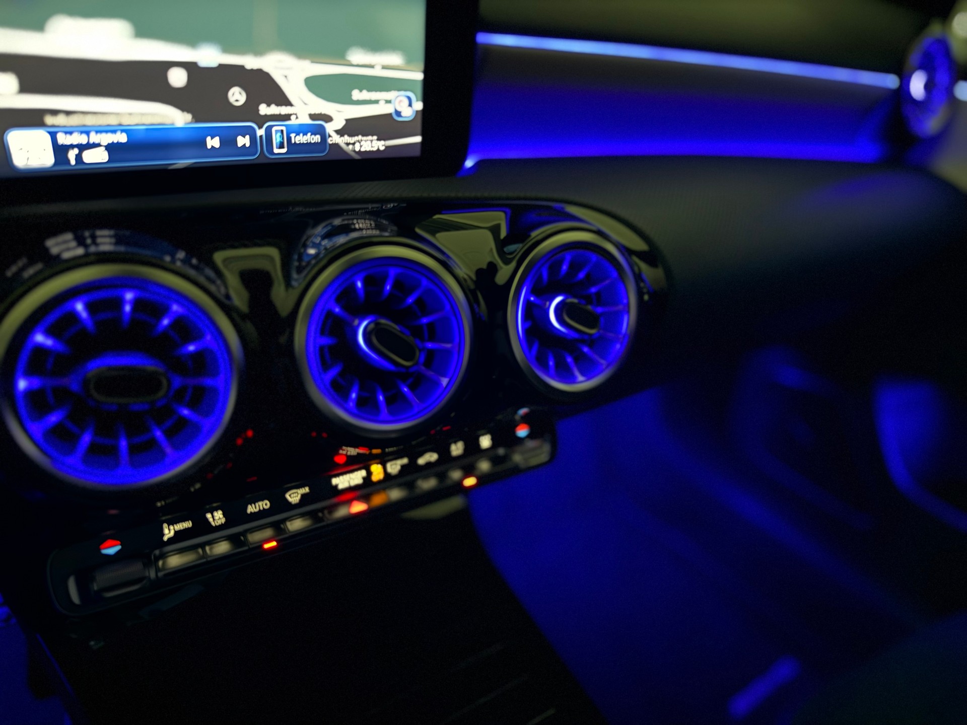 MERCEDES-BENZ A 250 e AMG Line 8G-DCT-image-17