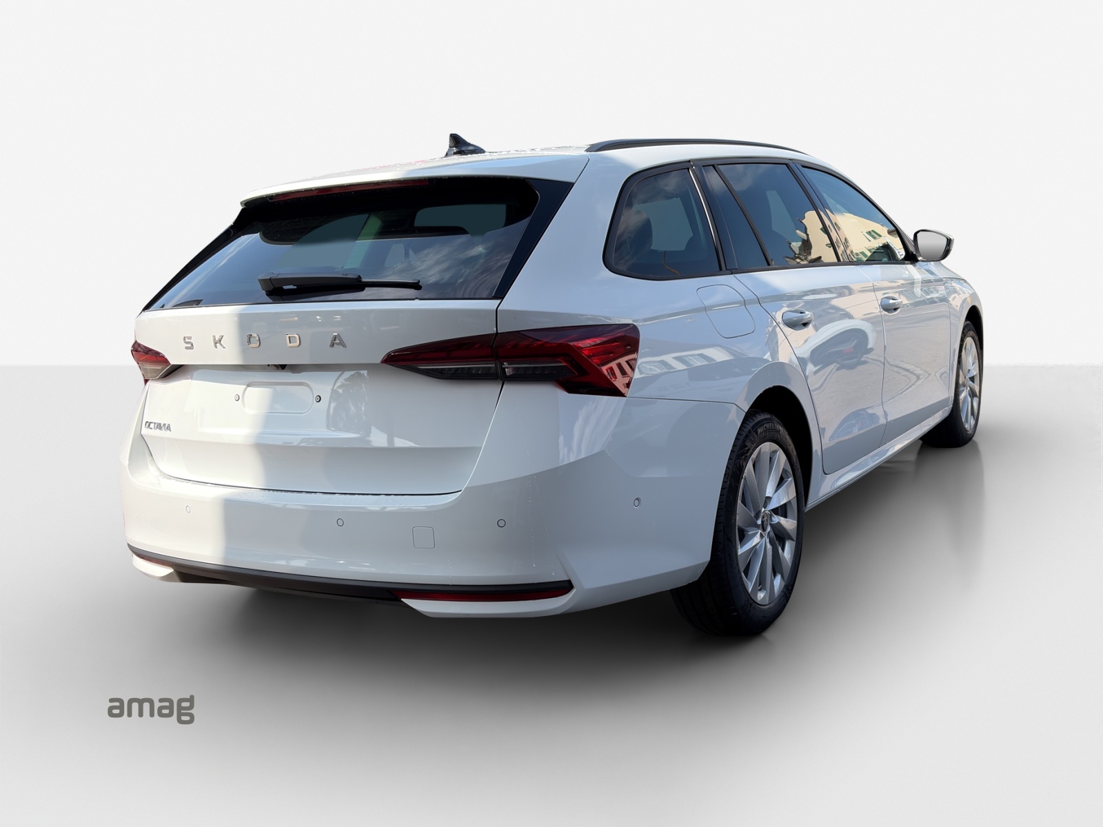 SKODA Octavia Combi 2.0 TDI DSG Selection-image-4