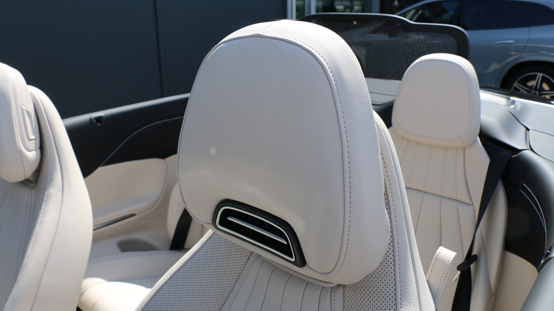 MERCEDES-BENZ AMG CLE 53 4MATIC+ Cabriolet-image-12