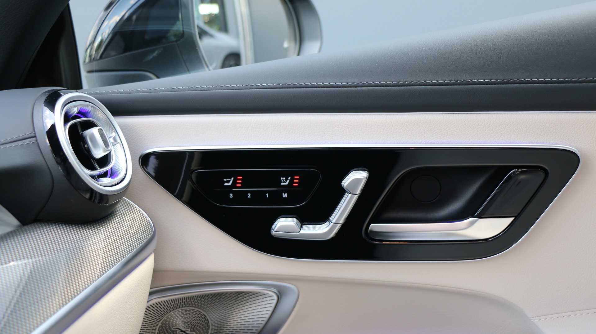 MERCEDES-BENZ AMG CLE 53 4MATIC+ Cabriolet-image-16