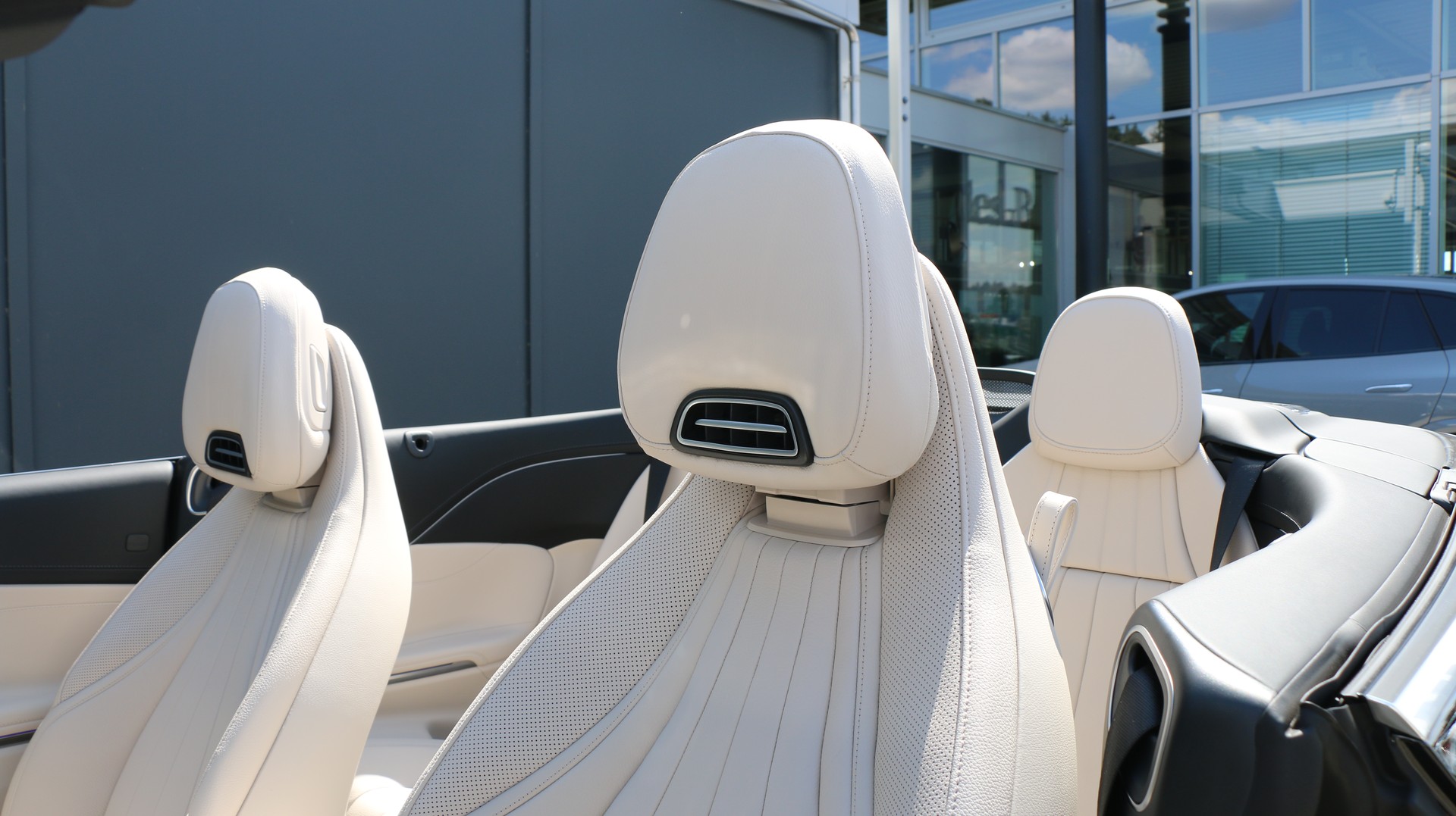 MERCEDES-BENZ AMG CLE 53 4MATIC+ Cabriolet-image-10