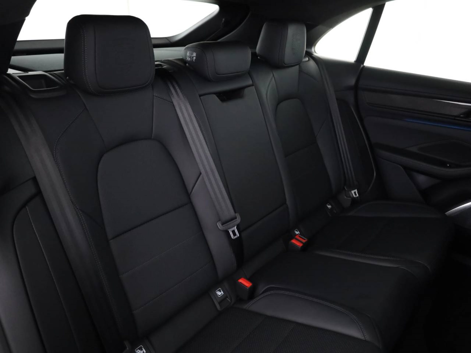 PORSCHE Macan Turbo-image-18