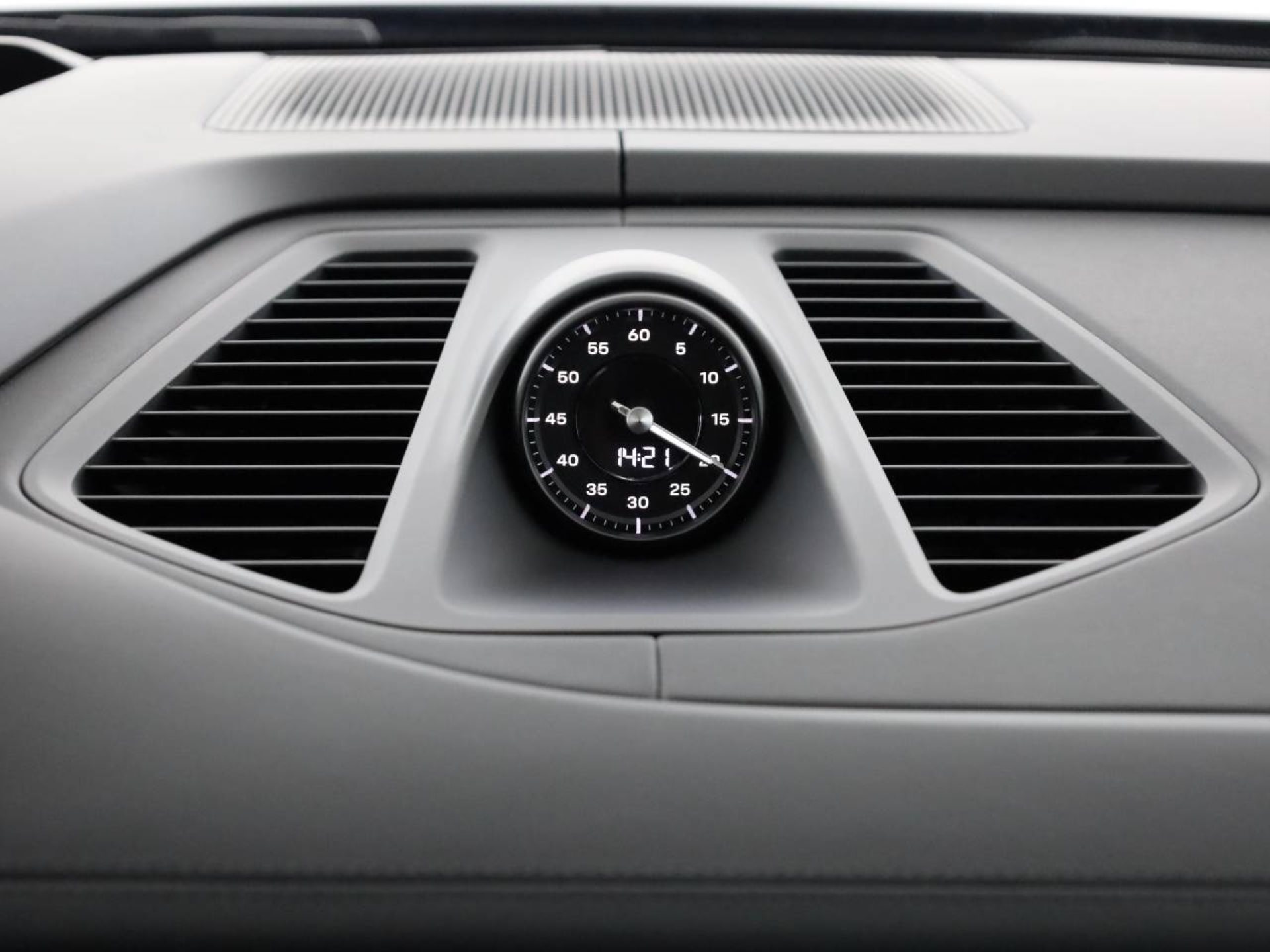 PORSCHE Macan Turbo-image-13