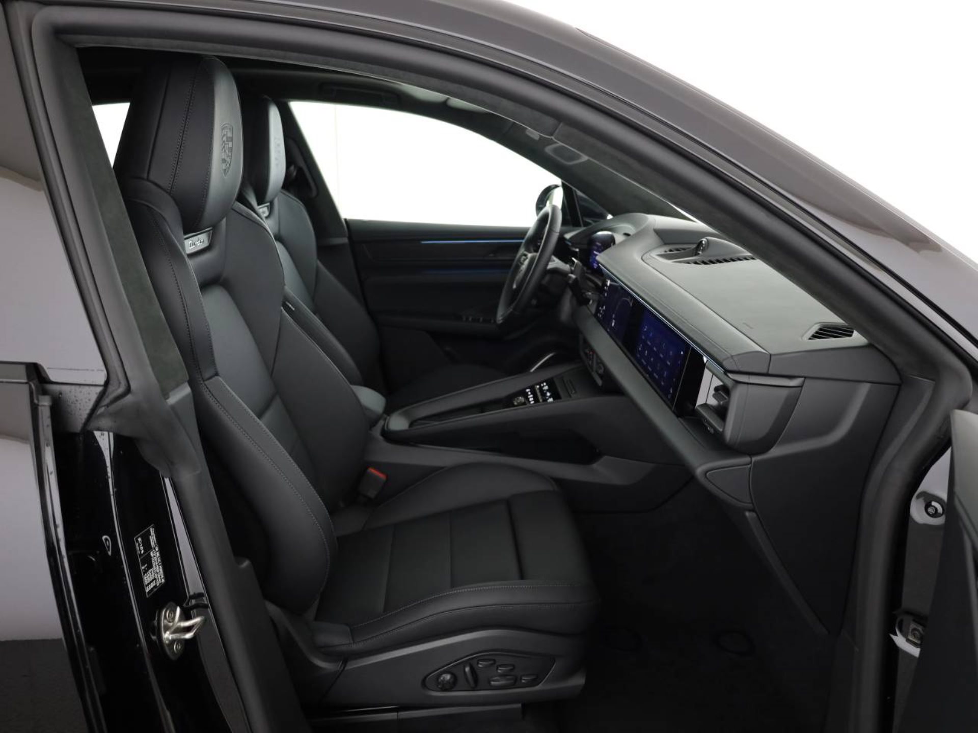 PORSCHE Macan Turbo-image-12