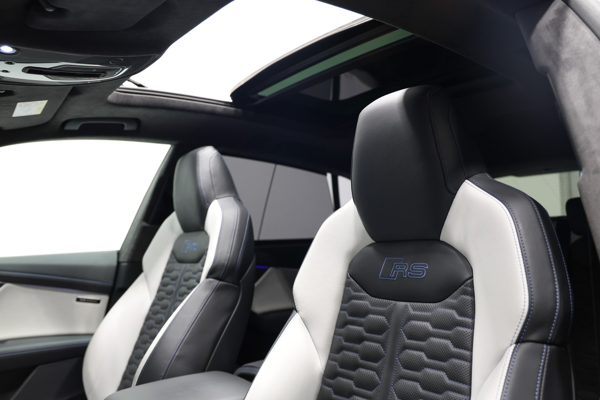 AUDI RSQ8 quattro tiptronic *1 of 1*Audi Exclusive San Marino Blau*-image-16