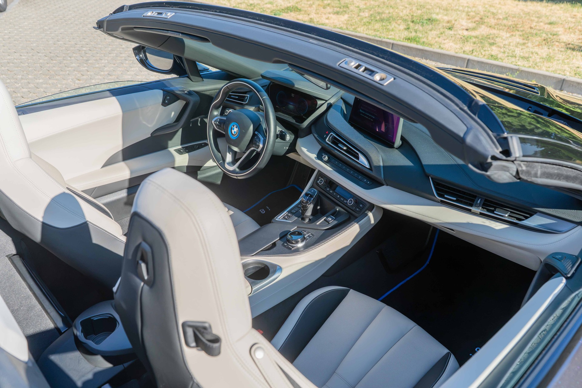 BMW i8 Roadster-image-13