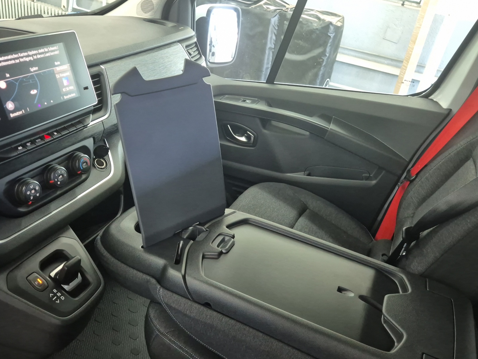 RENAULT Trafic Red 2.0 dCi 150 L2H1 Automat-image-10