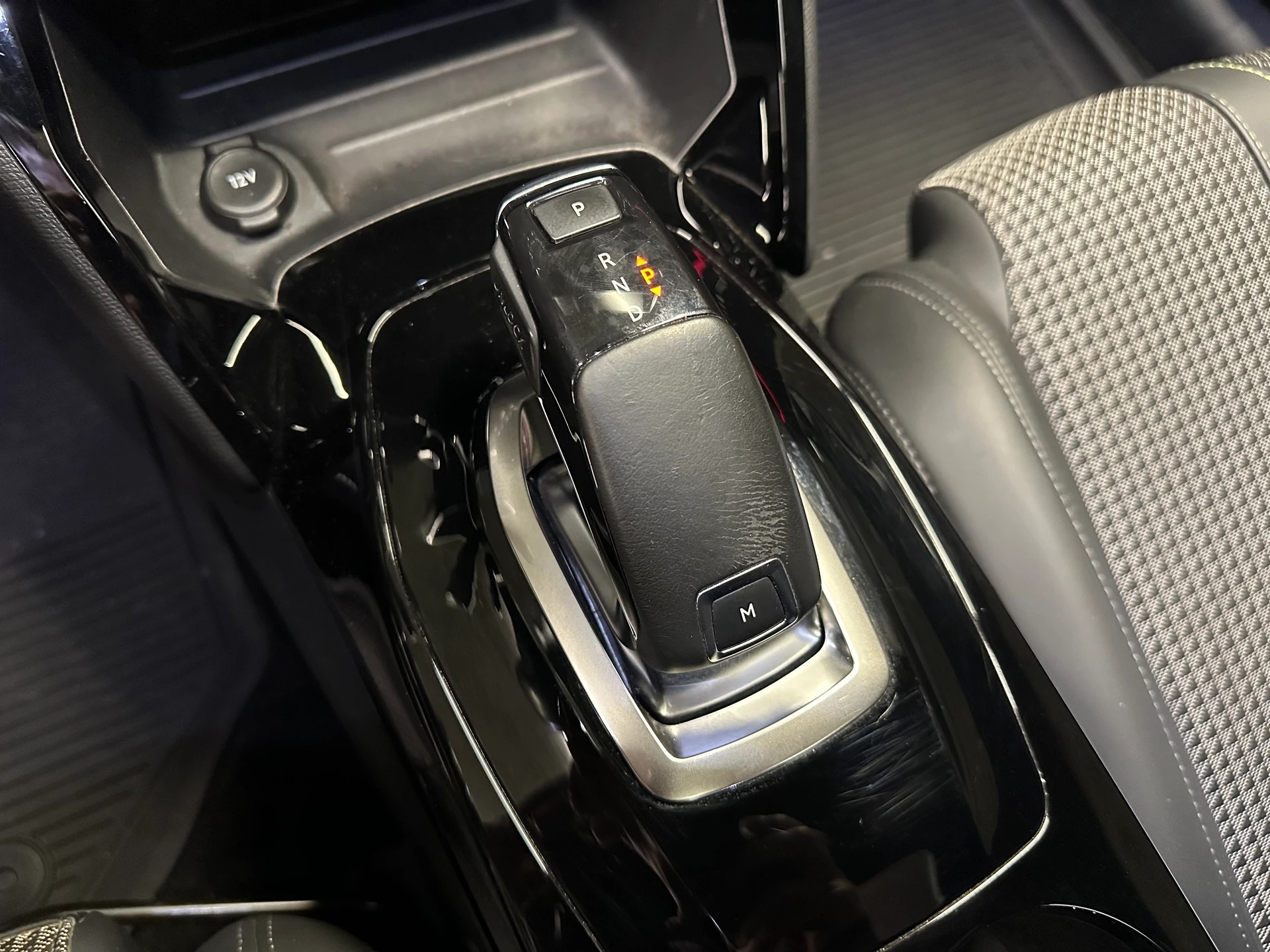 PEUGEOT 208 1.2 PureTech GT Line EAT8-image-14