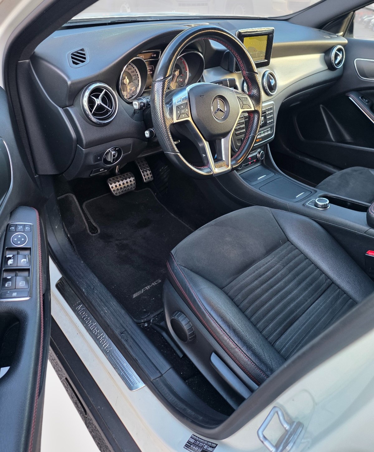 MERCEDES-BENZ GLA 220 CDI AMG Line 7G-DCT-image-12