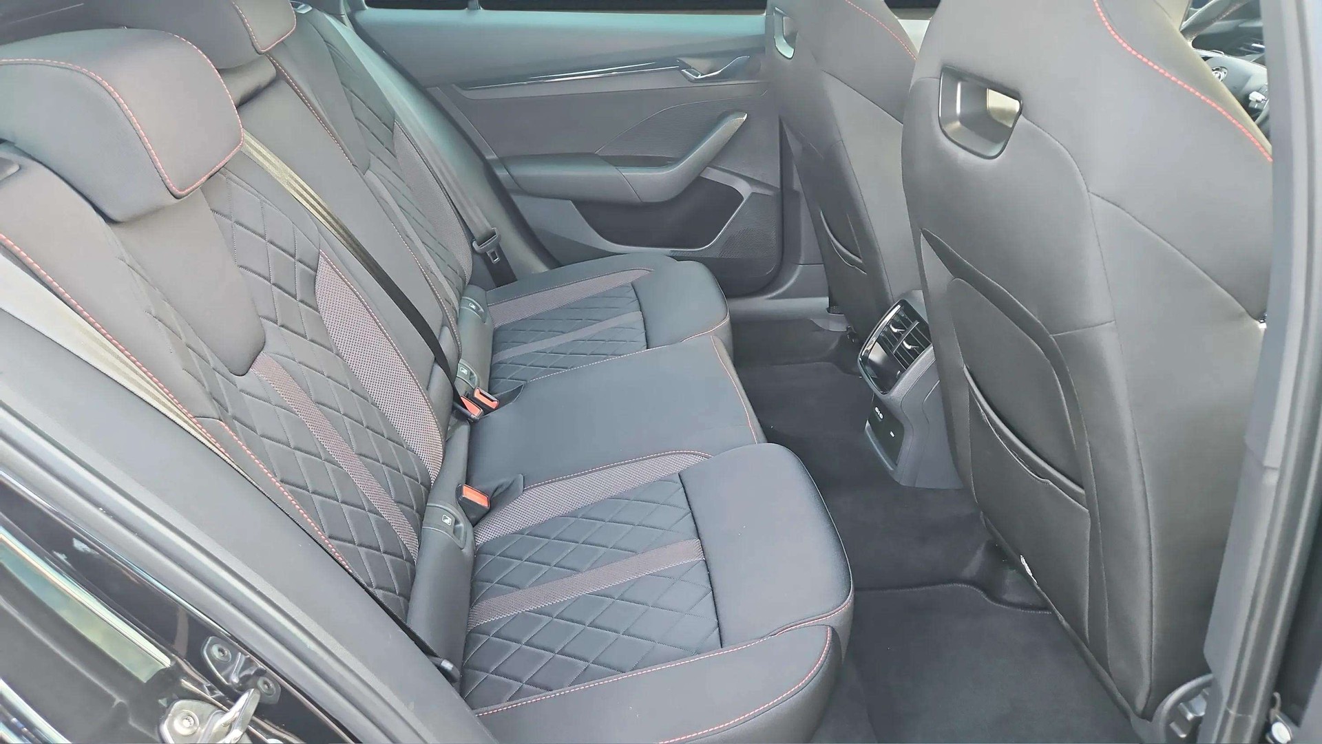 SKODA Octavia Combi 2.0 TDI DSG RS 4x4 mit AHK-Vorbereitung & 5J Werksgarantie oder bis 100000km-image-13