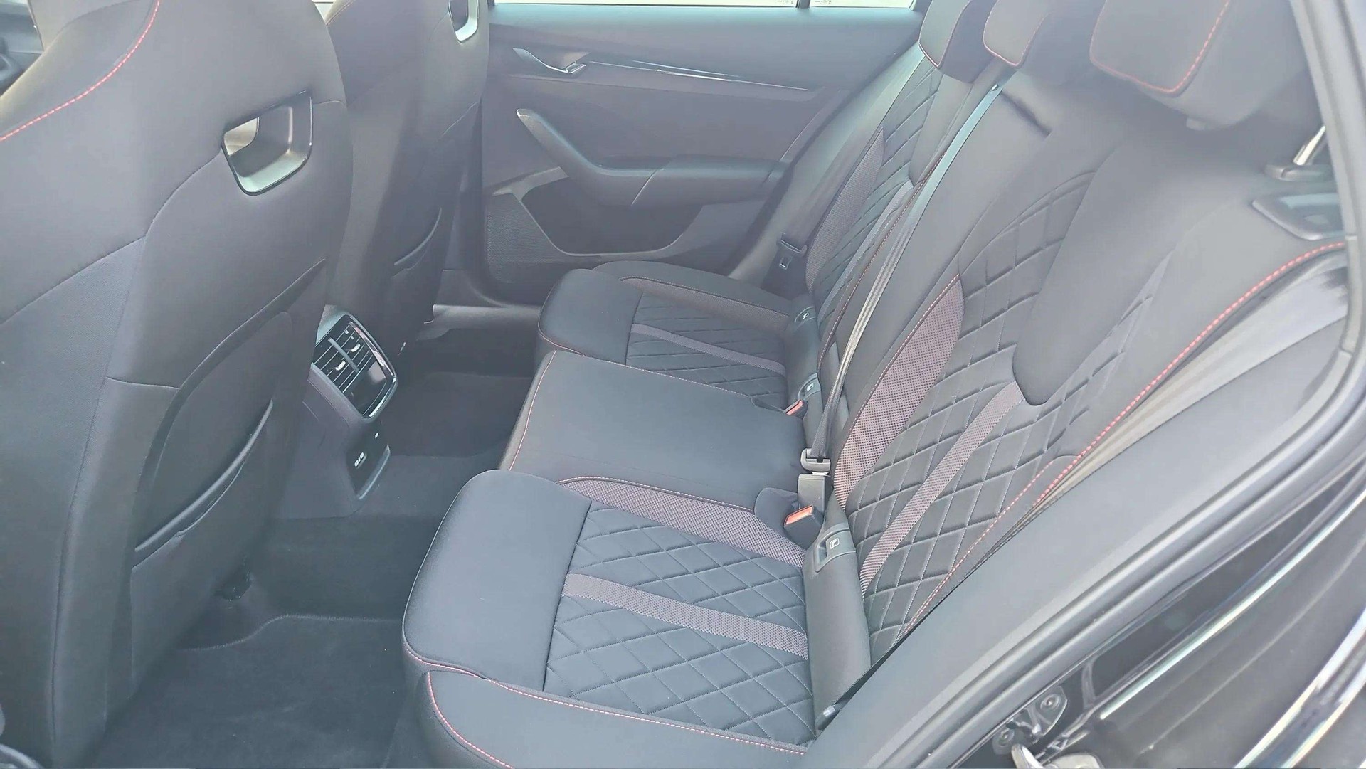 SKODA Octavia Combi 2.0 TDI DSG RS 4x4 mit AHK-Vorbereitung & 5J Werksgarantie oder bis 100000km-image-12