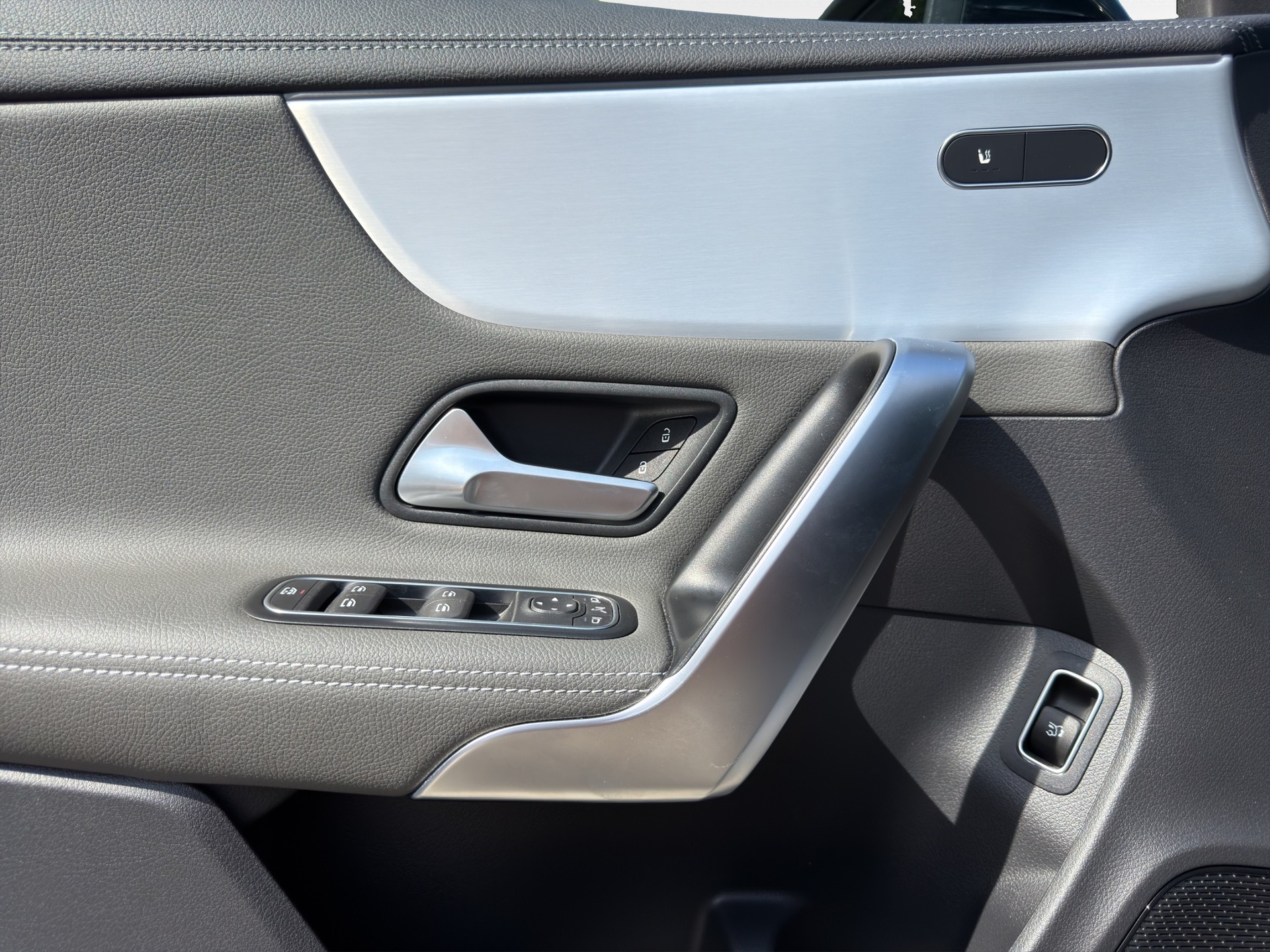MERCEDES-BENZ CLA Shooting Brake 220 d 4Matic AMG Line-image-15