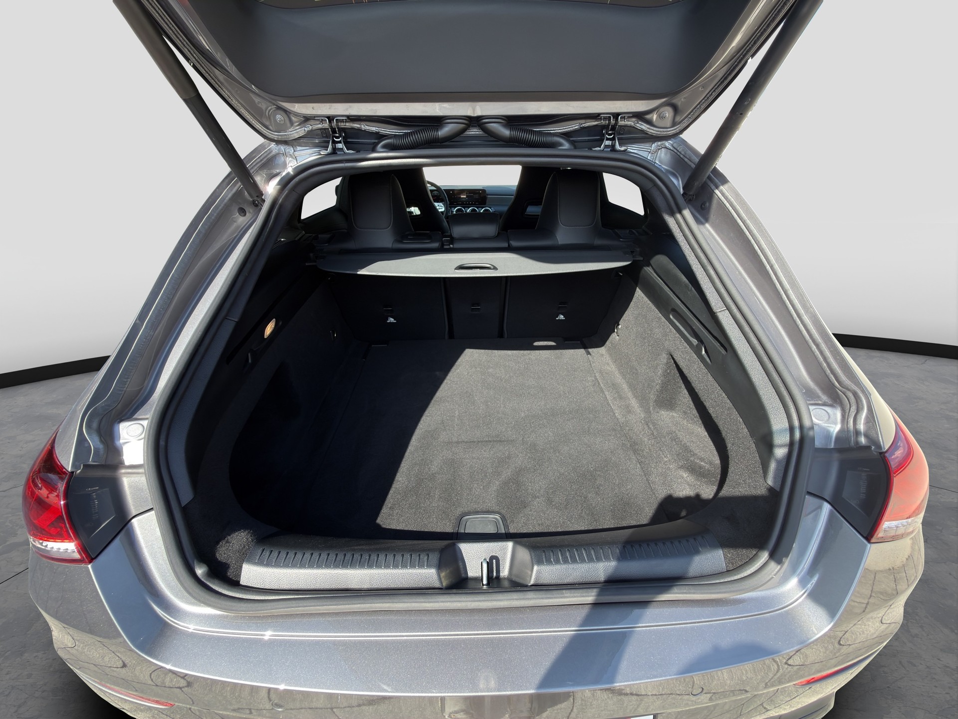 MERCEDES-BENZ CLA Shooting Brake 220 d 4Matic AMG Line-image-16