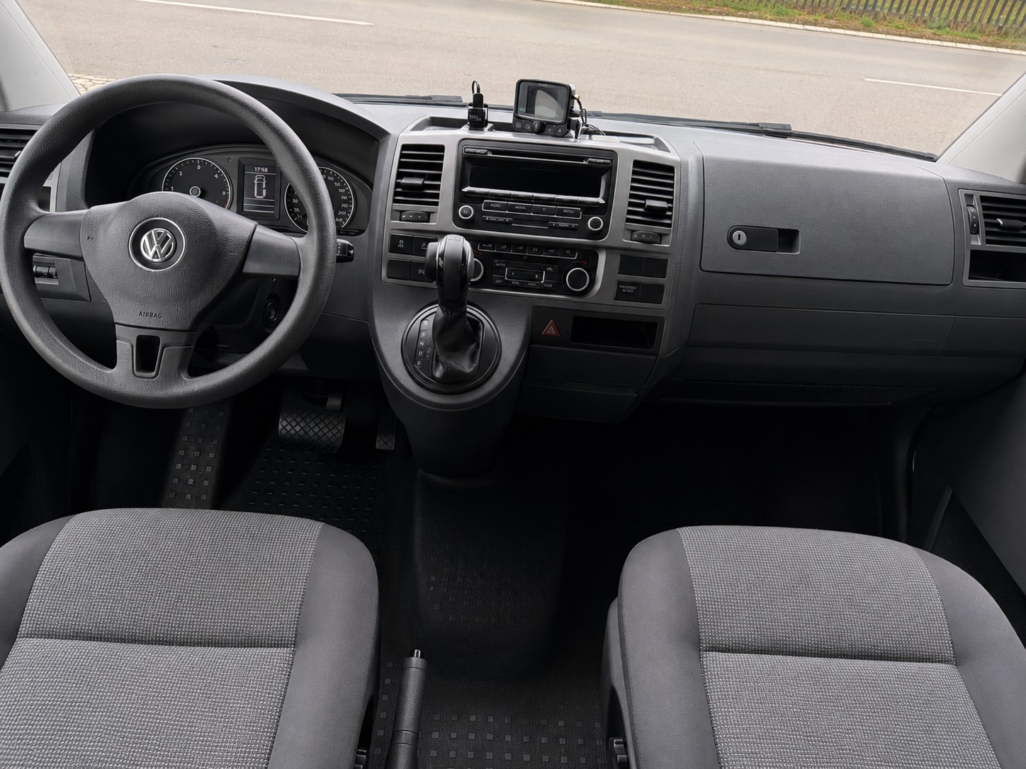 VW T5 Caravelle Comfortline 2.0 TDI CR 4Motion Automatik / 1 Hand / Frisch ab MFK / Service gepflegt / 8 Plätzer / Klima / DAB-image-11