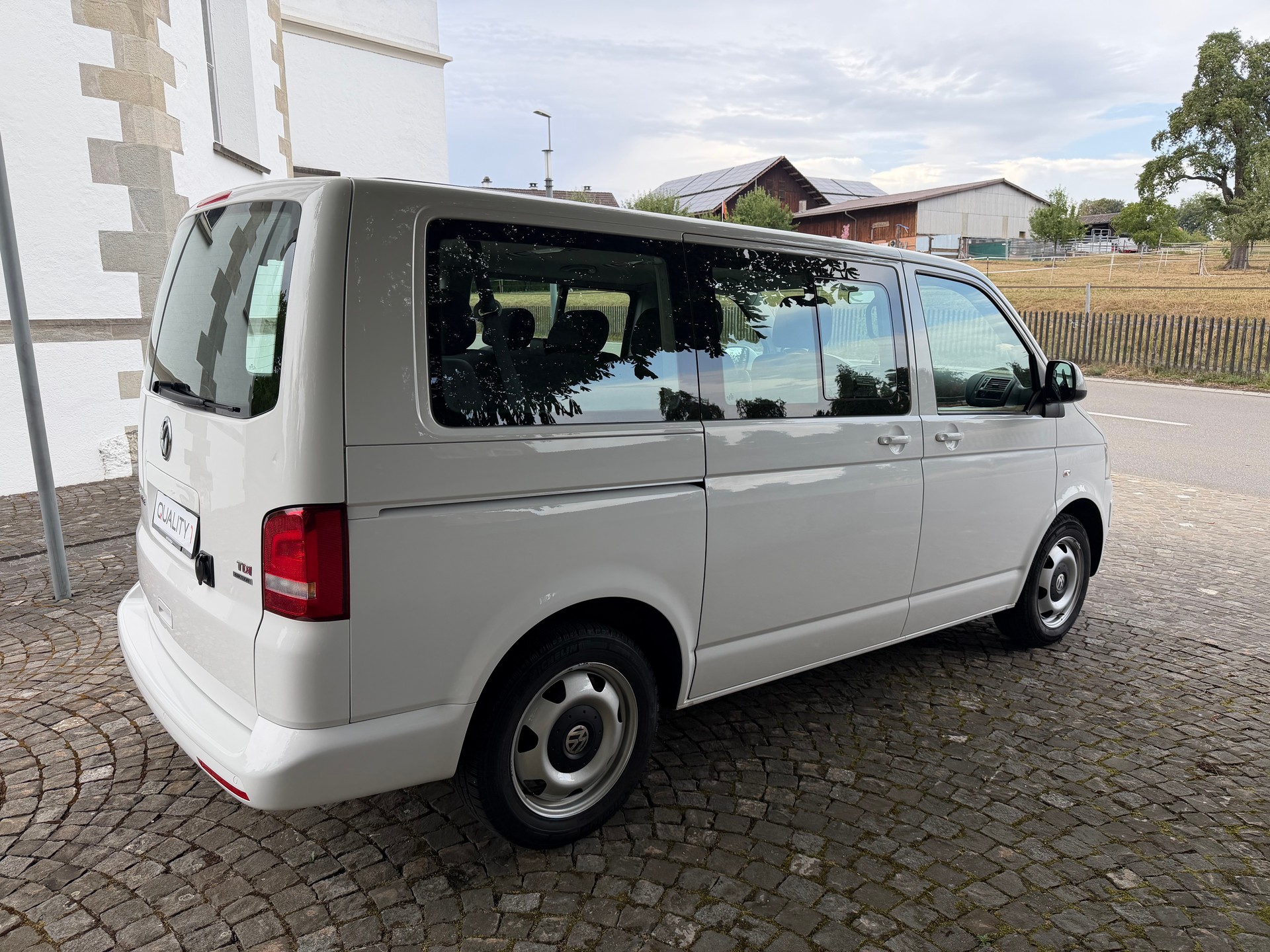 VW T5 Caravelle Comfortline 2.0 TDI CR 4Motion Automatik / 1 Hand / Frisch ab MFK / Service gepflegt / 8 Plätzer / Klima / DAB-image-4
