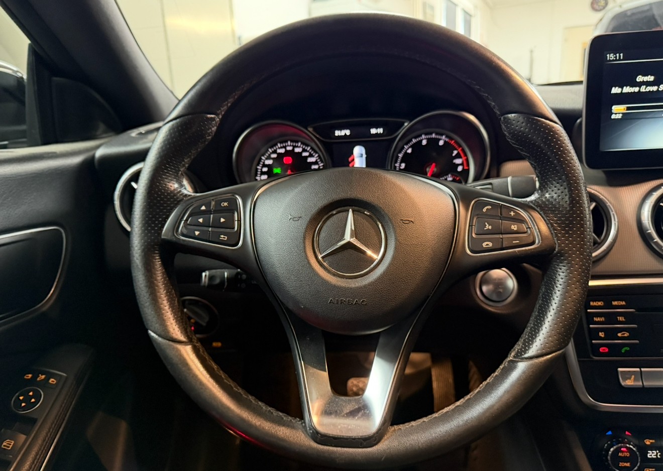 MERCEDES-BENZ CLA 200 Night Star 7G-DCT-image-6