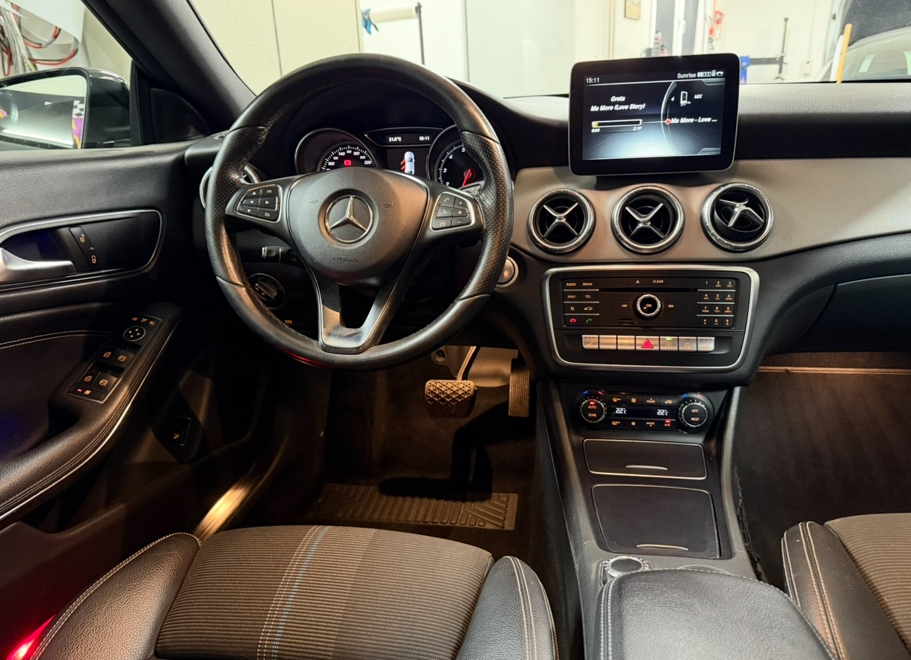 MERCEDES-BENZ CLA 200 Night Star 7G-DCT-image-4