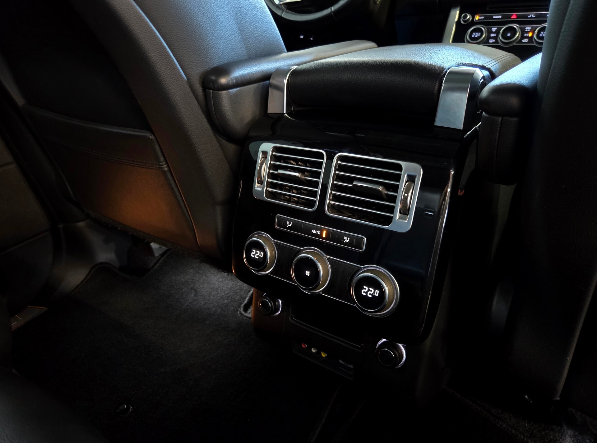 LAND ROVER Range Rover 3.0 TDV6 HSE-image-24