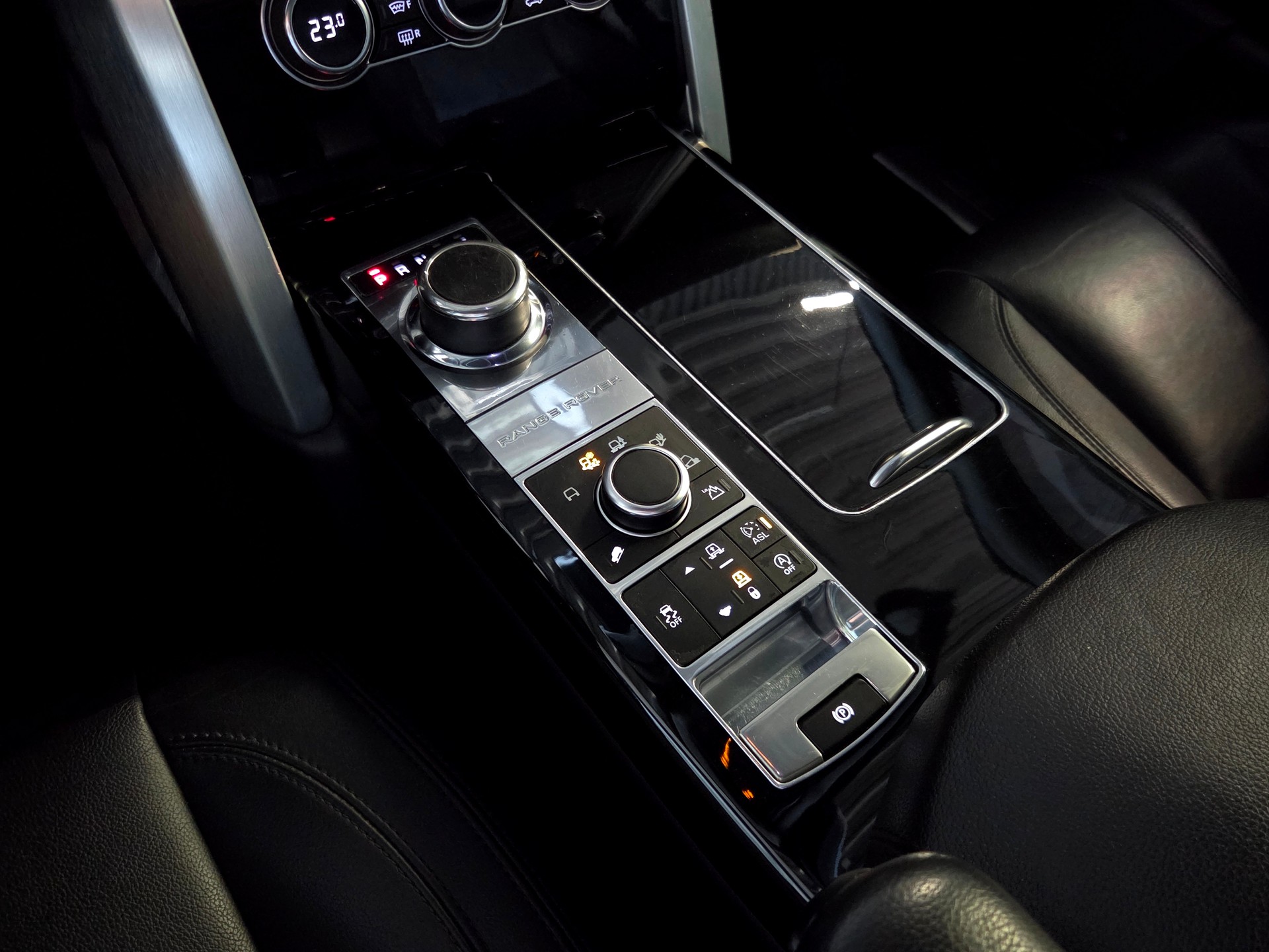 LAND ROVER Range Rover 3.0 TDV6 HSE-image-16