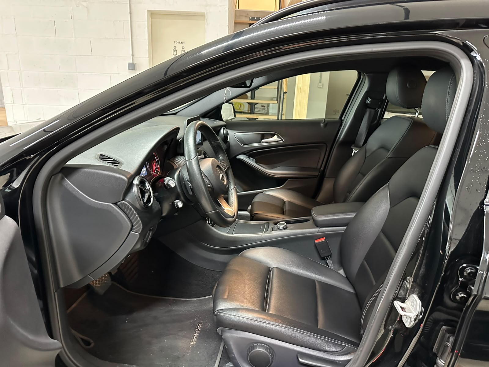 MERCEDES-BENZ GLA 200 d Swiss Star Edition AMG 4Matic 7G-DCT-image-9