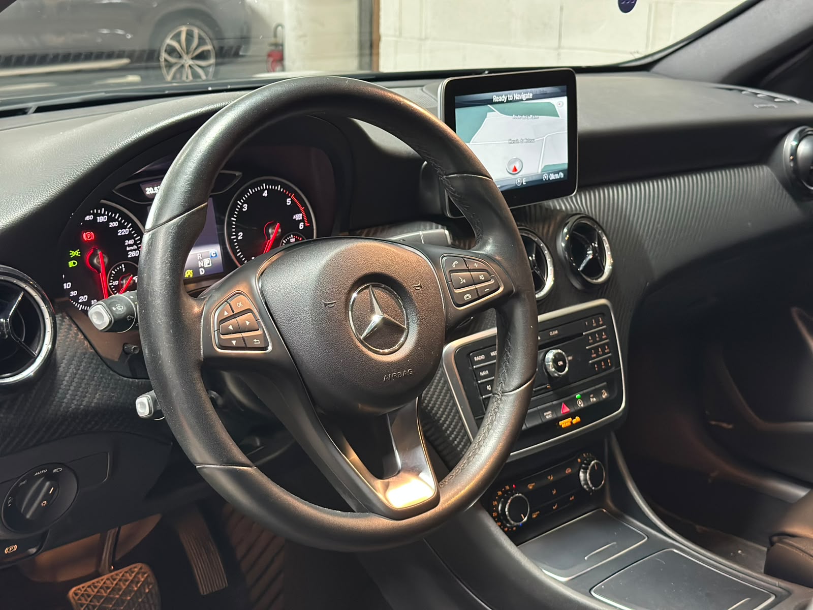 MERCEDES-BENZ GLA 200 d Swiss Star Edition AMG 4Matic 7G-DCT-image-8