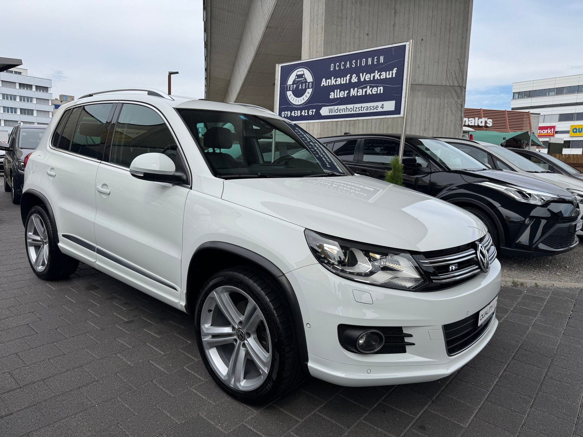 VW Tiguan 2.0 TDI BMT R-Line Design 4Motion-image-0
