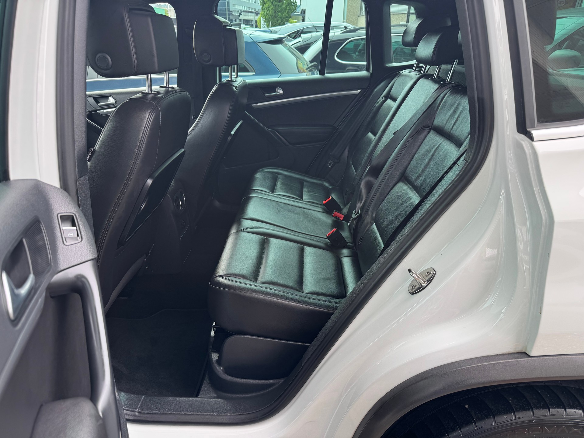 VW Tiguan 2.0 TDI BMT R-Line Design 4Motion-image-5