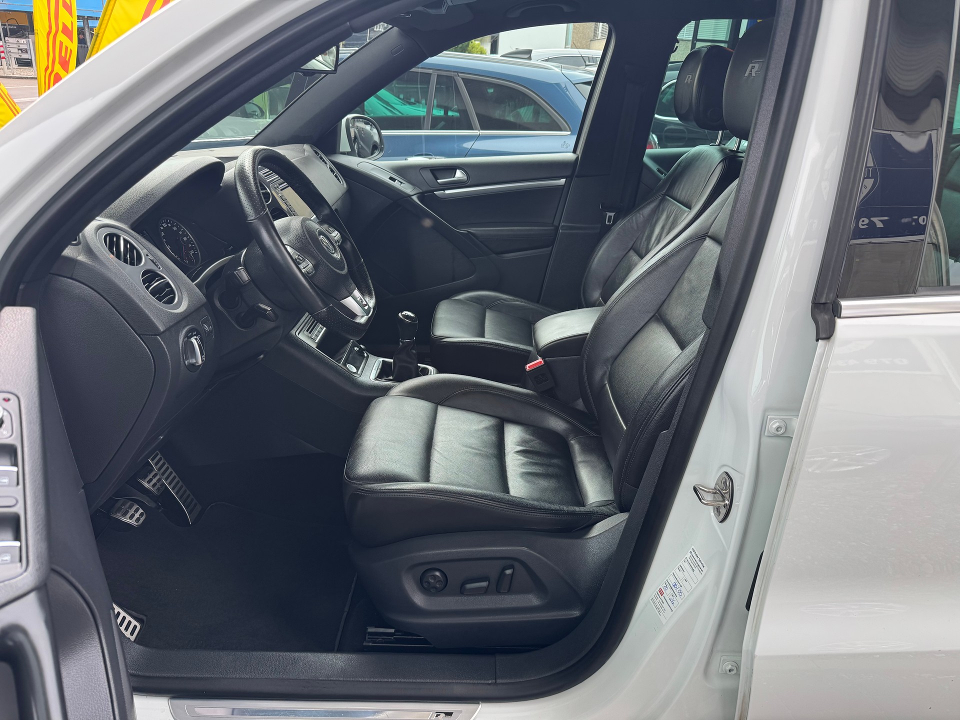 VW Tiguan 2.0 TDI BMT R-Line Design 4Motion-image-4