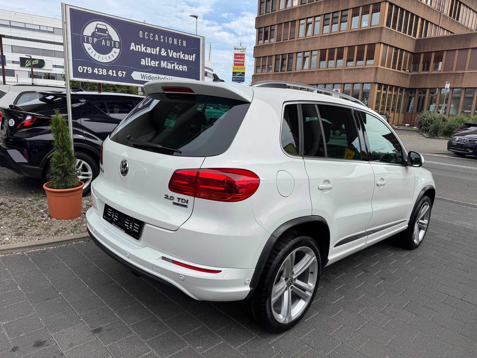 VW Tiguan 2.0 TDI BMT R-Line Design 4Motion-image-1
