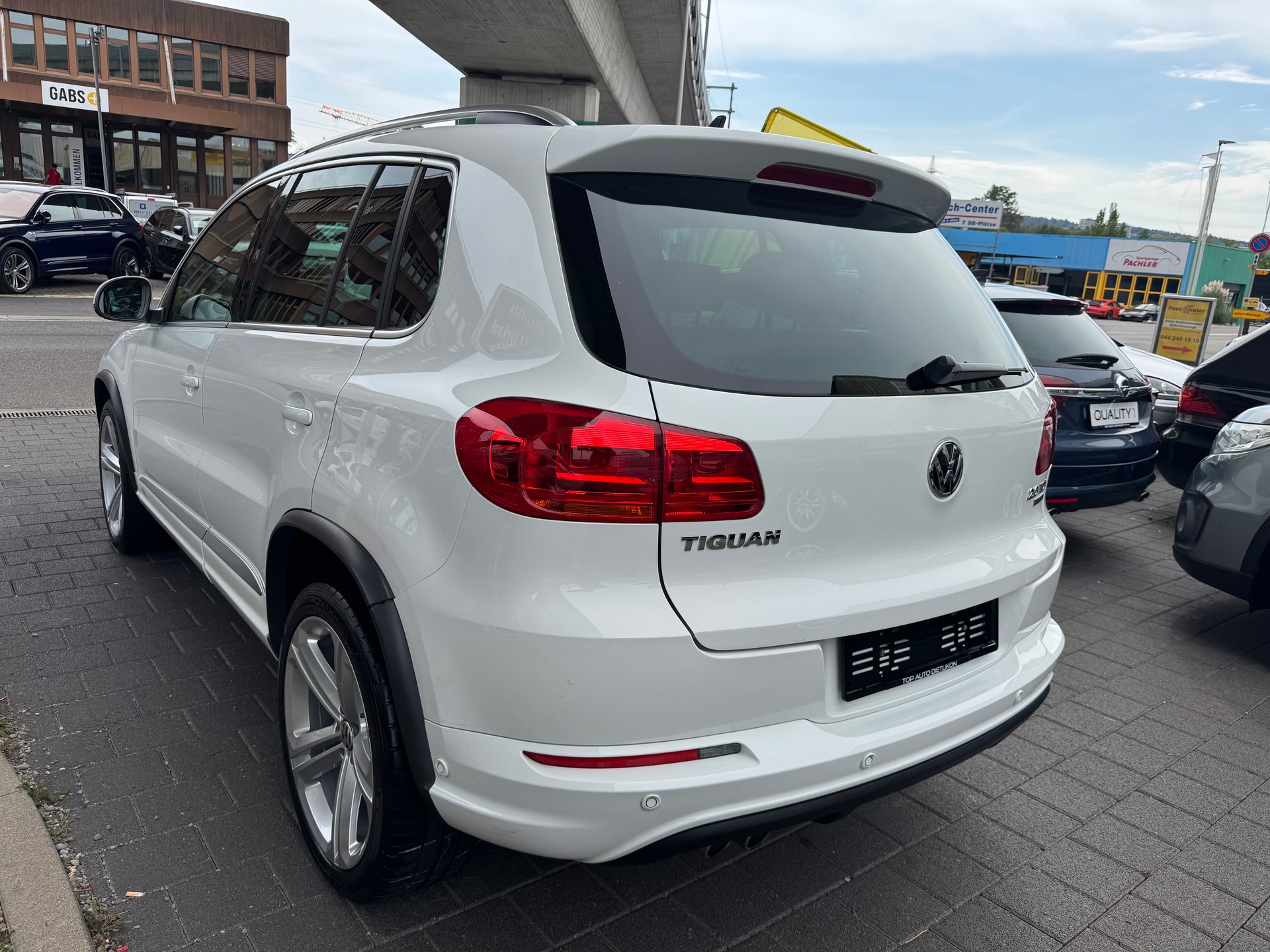 VW Tiguan 2.0 TDI BMT R-Line Design 4Motion-image-2